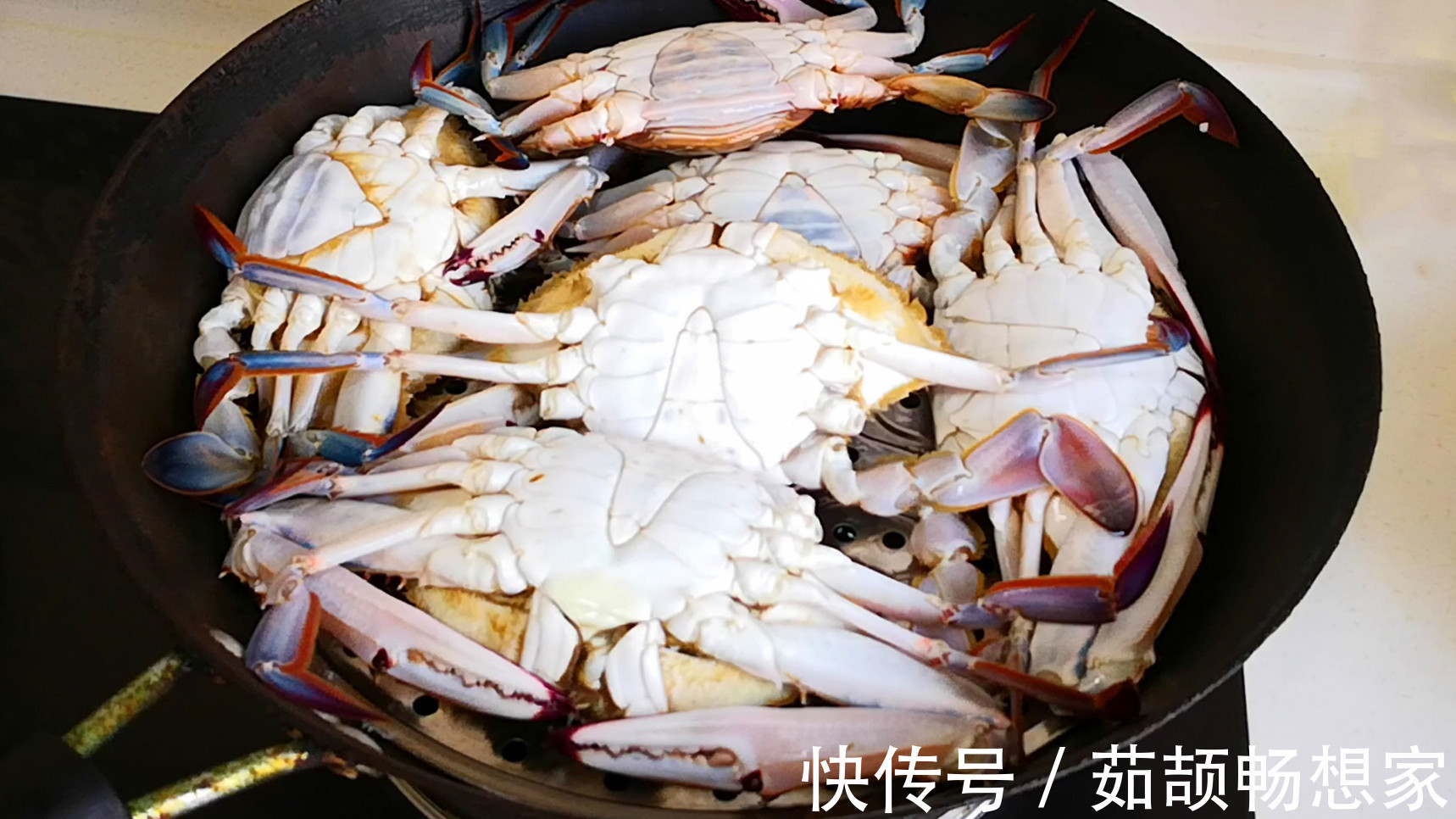 蒸螃蟹,冷水还是热水上锅多数人做错,难怪蟹黄外流,蟹腿一锅