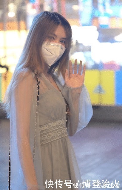 轻纱|街拍:身穿仙女裙的小姐姐,半透轻纱太优雅,微卷长发显气质