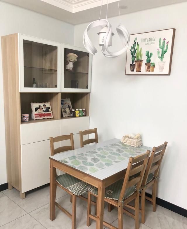 她家90平新房，装修一共花费15万，电视墙很实用，进屋就被迷住