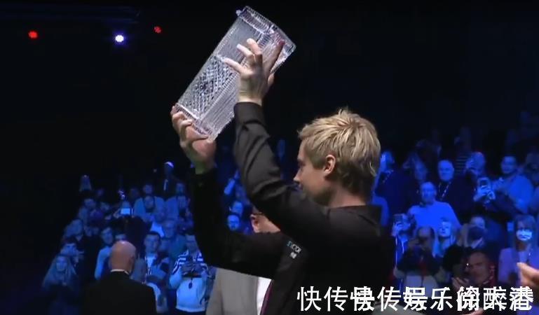 丁俊晖|9-8夺冠,罗伯逊高举奖杯,拥吻妻子,拿7万镑奖金,已甩开丁俊晖