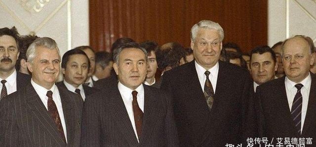 苏联那|西方为何能够轻易解体苏联呢？因为在苏联宪法中找到了一个漏洞