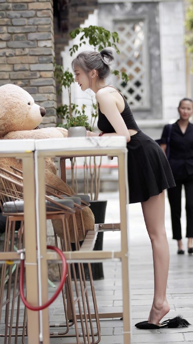 街拍：艳冶柔媚的小美女，白色短袖配卡其色半身裙，时尚气质