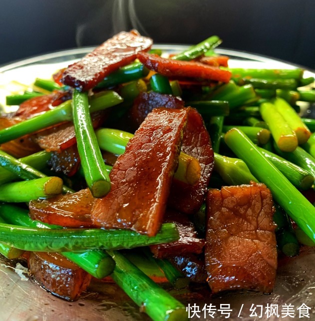 腊肠|炒蒜苔时，最怕直接下锅，学会一妙招，蒜苔翠绿不发黄，也入味