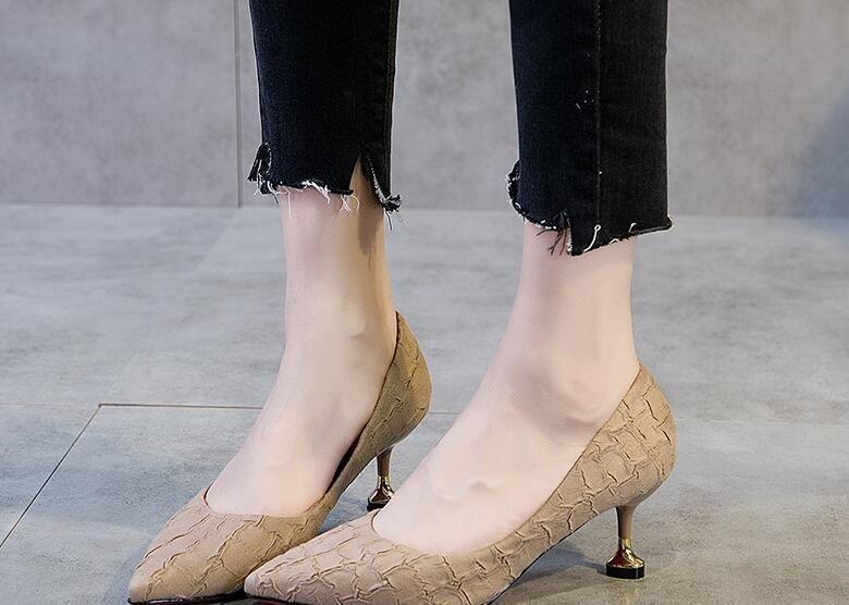 女性 极具魅力的尖头高跟鞋衬托出女性的性感魅力