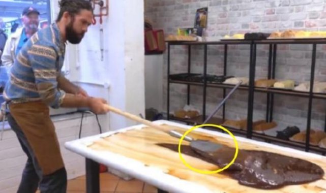 瞬间|顶级大厨制作“巧克力花”,浇下奶茶的瞬间,才是震撼的开始