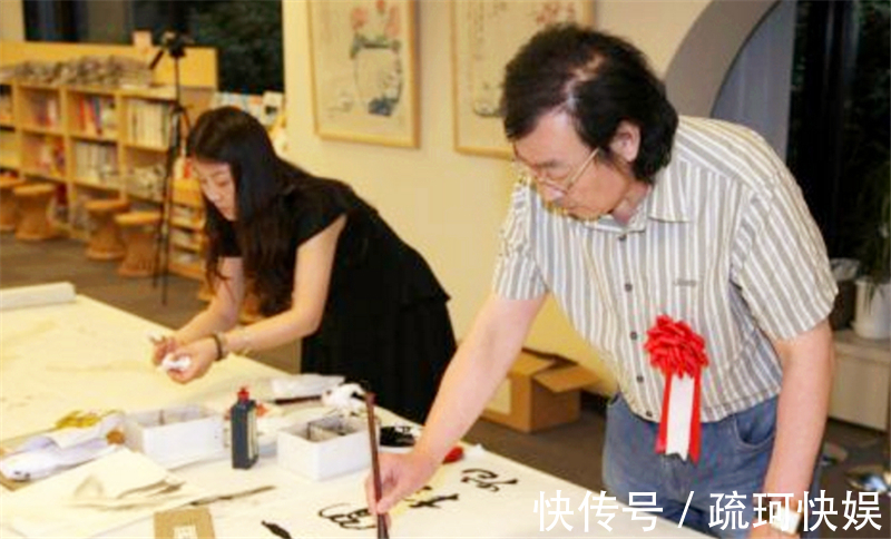 郑明之$厕所门口挂了一幅对联,上联“来人不蹲就站”,下联一出堪称经典