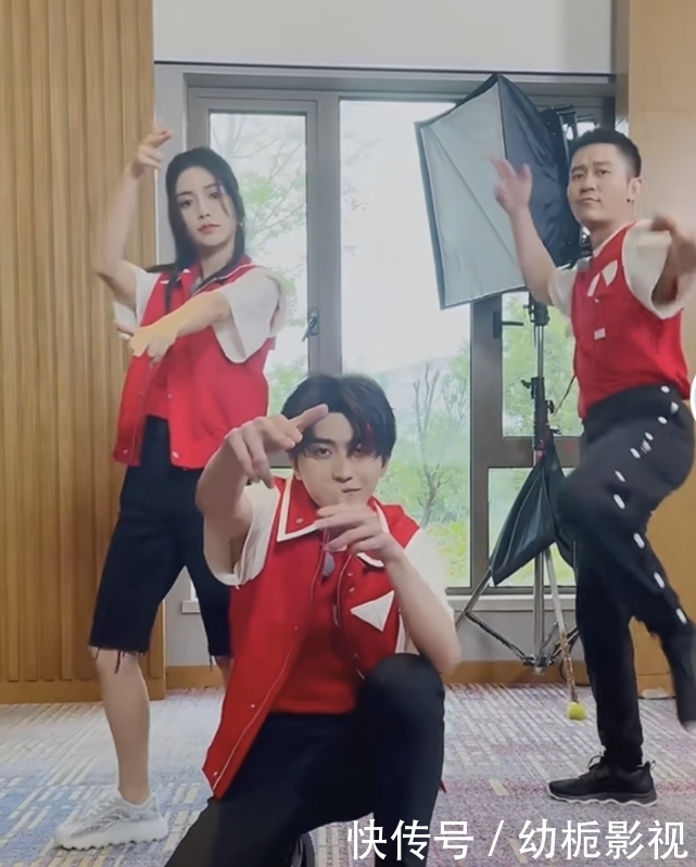 宋雨琦|《奔跑吧》苗苗做游戏险走光,宋雨琦帮忙遮挡,主动拉baby起身细节暖心