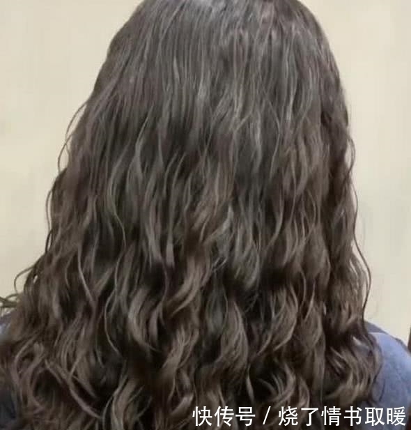 女孩|奇闻:女孩去烫头发,本以为是要发型被毁,结果却让人羡慕
