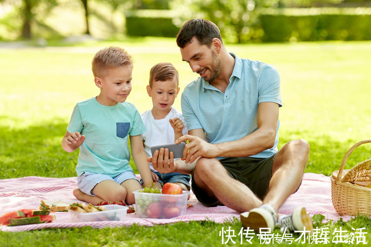 佛罗伊德|三胞胎骑车,用绳子拉玩具车上的爸爸,网友:百公里耗油三瓶奶