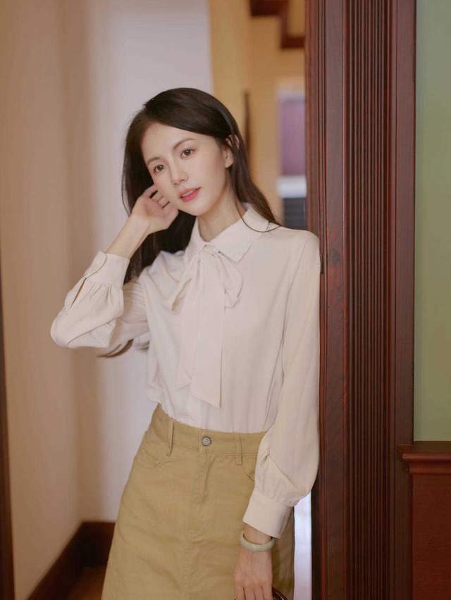 衬衫|半身裙在秋天依然风头不减，搭配泡泡袖衬衫，这才是“高级穿法”