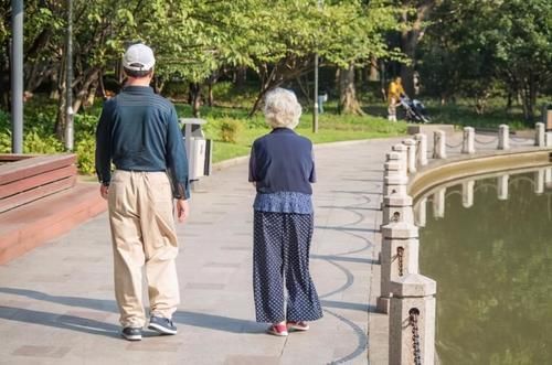 慢性疾病|长期散步对身体好吗？医生：50岁之后，常做这3件事或比散步好