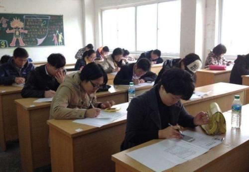 字体#大学生藤蔓体火了,字体像谜般神秘,老师看了头疼都懒得猜