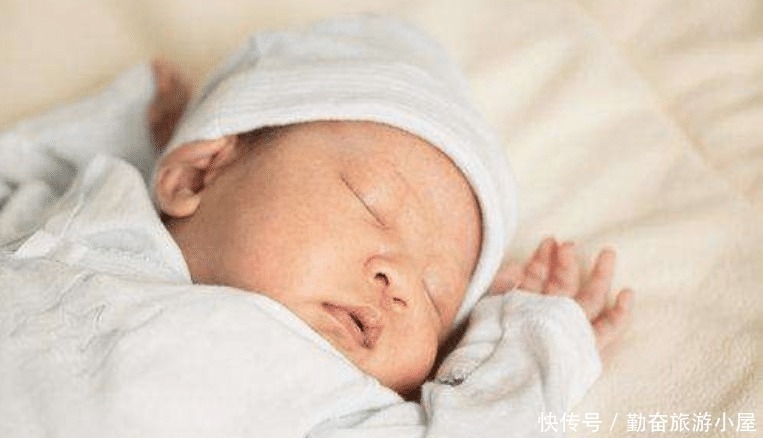 婴儿|婴儿怎样的睡姿头型好看 宝妈盲目的调整,宝宝颜值和健康可能都受影响