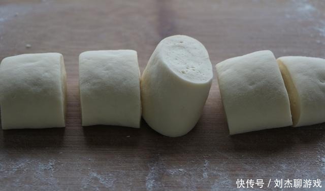 花卷别再用筷子了，学会新做法，层次多更好吃，颜值高到离谱！