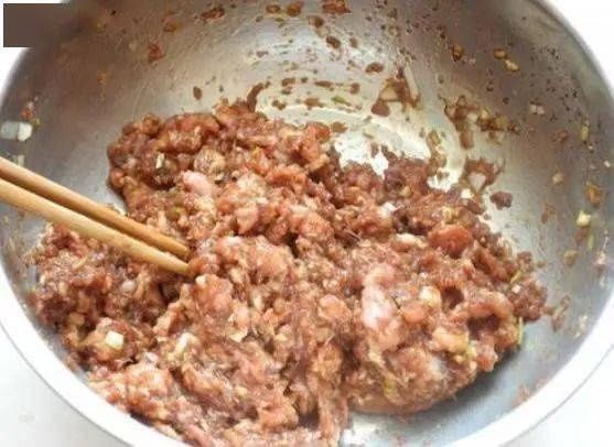 馅料|调肉馅时，有人先加水，有人先加油，顺序弄错，饺子吃着不鲜不嫩