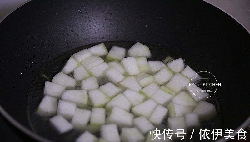 大肚腩|冬瓜和豆腐一起烩，成本不到5块钱，减肥时多吃，大肚腩越来越小