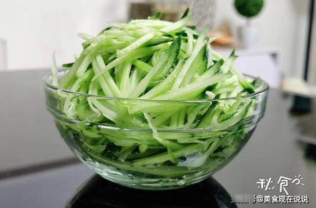 煮面条最忌水开下锅，面馆老板教我煮面小技巧，煮出的面劲道爽滑