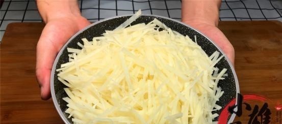 炒土豆丝时,有人泡水有人焯水一直都错了,这才是正确做法