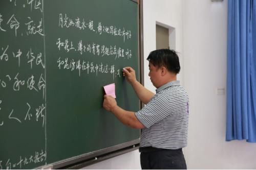 清华大学教师写的板书啥样？字迹工整好似印刷，学生看后舍不得擦