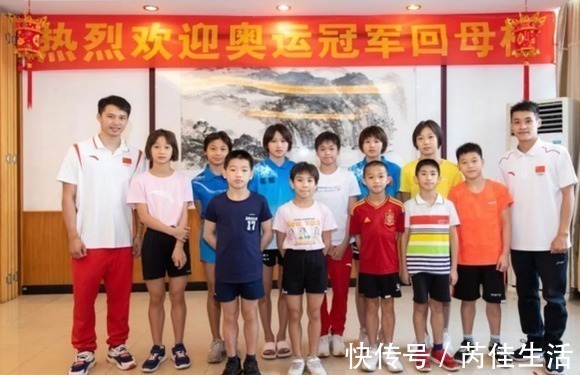 陈艾森|全红婵的魅力有多大?红姐回母校看望恩师,师弟师妹们簇拥合影