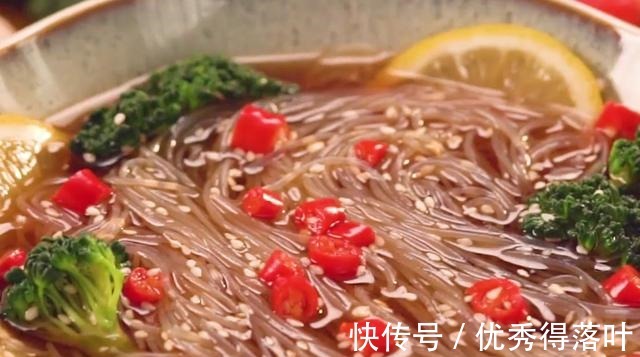 鲜酸微辣的捞汁粉丝，简单好吃的家常美味，家人特喜欢！