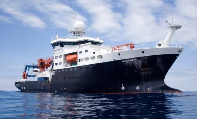 巨型冰山A-68a在到达南乔治亚岛前分裂