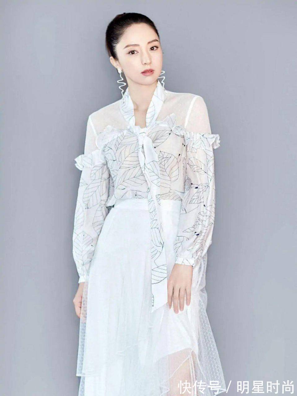 衬衫 身穿一件印花设计的白色衬衫搭配白色半身裙,温柔又时髦