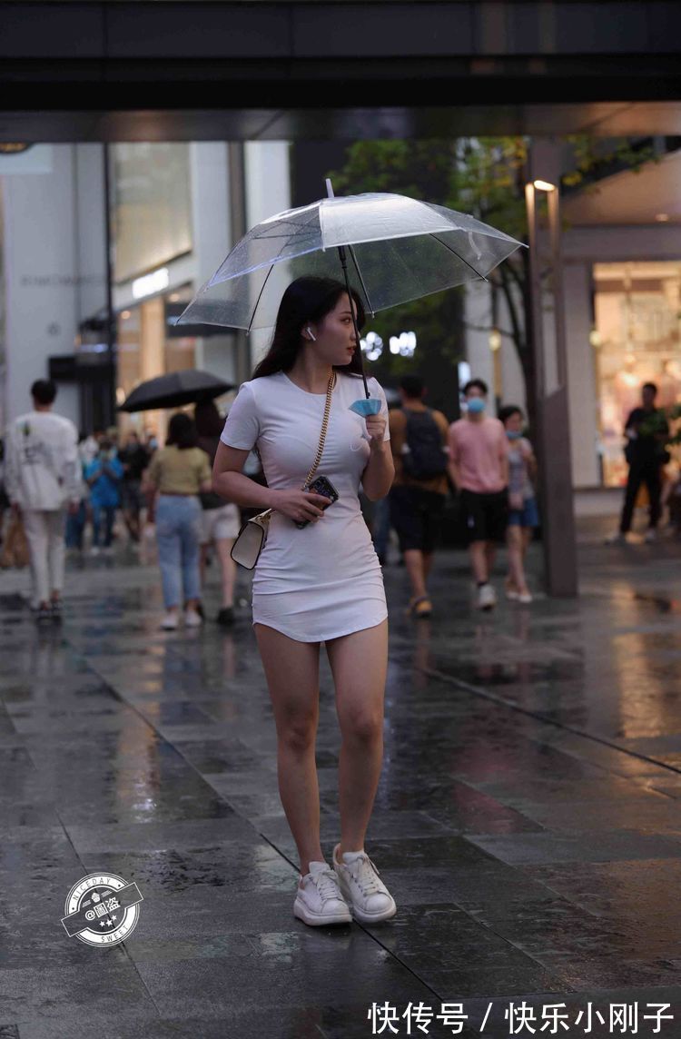 身材 紧绷束腰的连衣裙,个性又不失雅致,身材真好