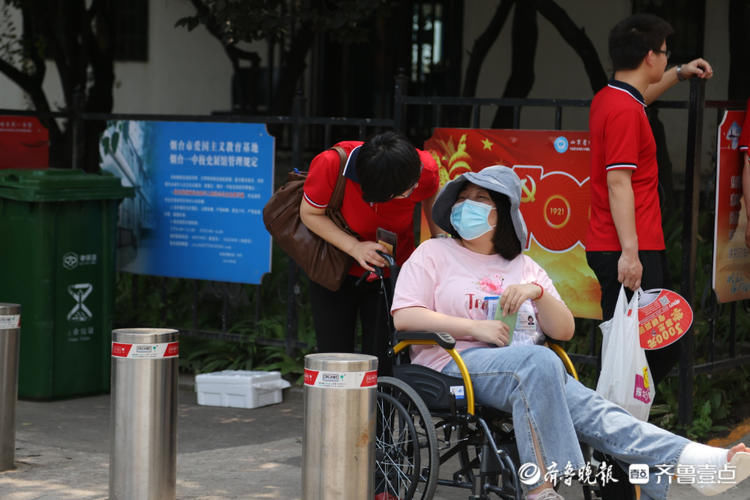 吕奇|2021年高考首场考试结束,烟台考生们神色轻松出考场