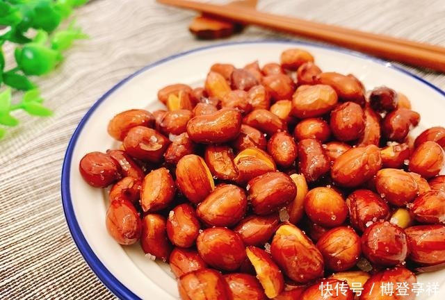 炸出来的花生米|炸花生米时,不要直接炸,多加一步,花生酥脆,放一周都不返潮
