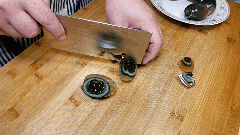 凉拌|皮蛋别只凉拌了，搭配肉末炒一炒，外焦里嫩无腥味，好吃下饭