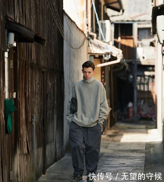 卫衣 卫衣+宽裤很流行的穿法,原来这样搭很时髦,难怪潮男这么热衷!