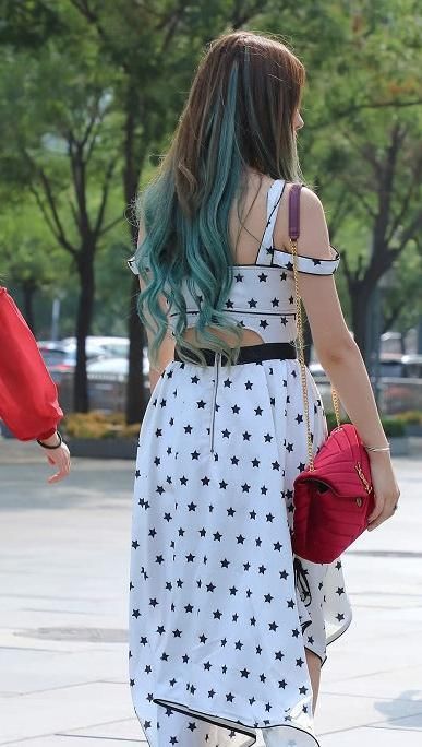  时尚|街拍：小姐姐绿发搭配长裙，谁不想要个这样的女朋友？