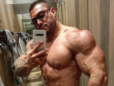 美国|美国男子10年健身练出夸张身材,肌肉发达,被称真人版教科书