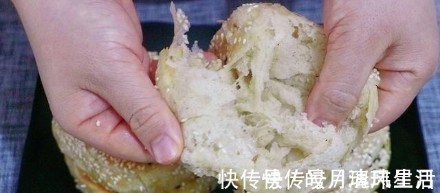 搅拌均匀|五香烧饼懒人做法，不揉面不用烤，又酥又软又筋道，咬一口太香了！