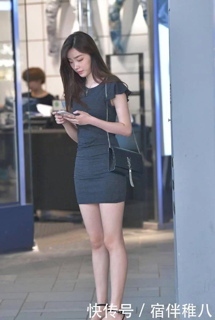 小姐姐选择了精致的妆容,让自己看起来更显俏美