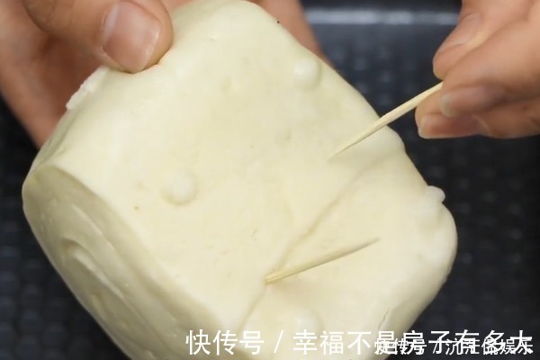 牙签|在馒头上插3根牙签，原来作用这么厉害，解决了生活中一大难题！
