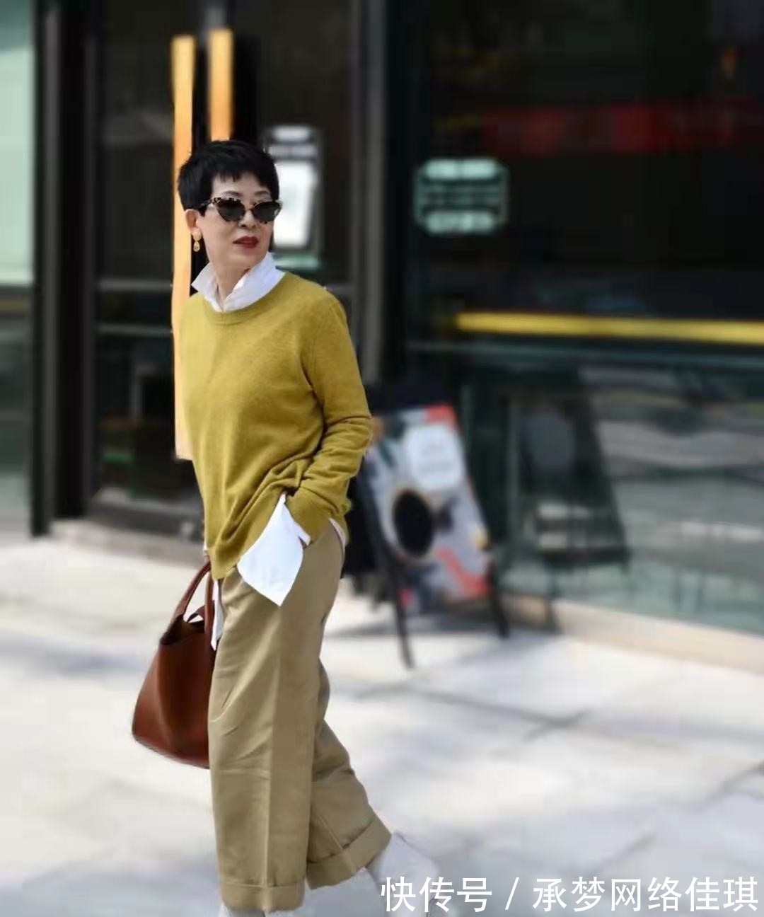 牛油果绿 五六十岁的女人,可以多穿这些“亮丽色”,高级优雅还减龄