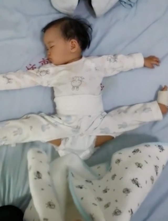 宝宝|1岁宝宝“一字马”睡姿走红,动作高难度,网友:我还不如一个娃