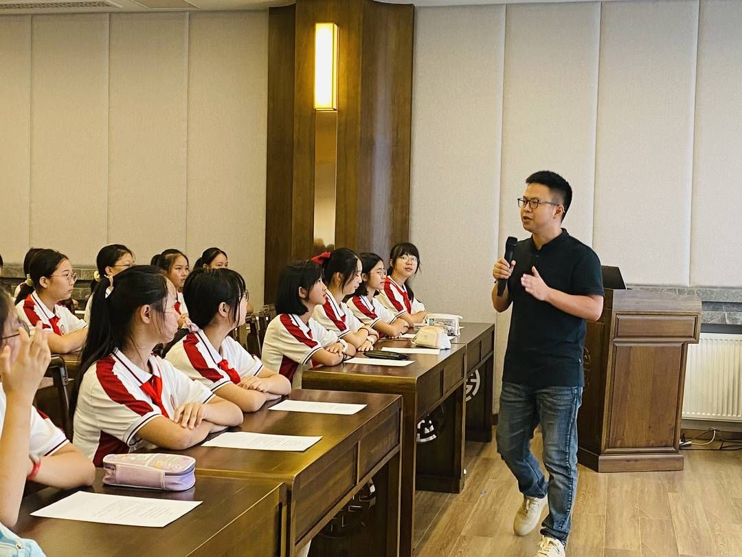 刘皓洋|跨学段融通教研 成都大中小学老师齐聚杜甫草堂同讲《登高》