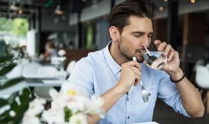 时间段|专家说：白开水是免费的“长寿药”，但此2个时间段最好不要喝