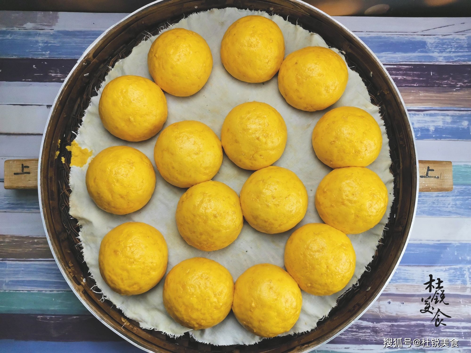 家有老人，蒸馒头别再用水和面，南瓜搭配燕麦，一家人爱吃