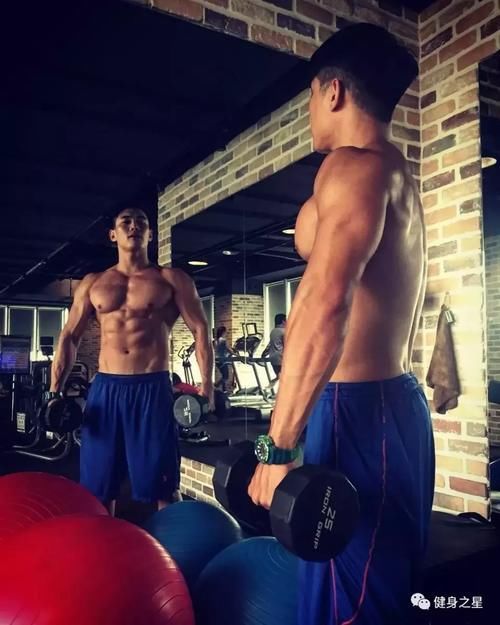 慕不慕|185cm肌肉教练“浴室照”爆火,倒三角身材公狗腰也太撩了吧……