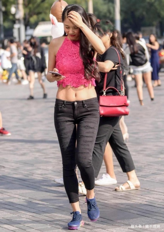 牛仔 “肚兜”式的上衣搭配“刀刮”式的休闲牛仔,展现不一样的美