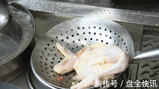 鸡肉|这道菜,曾被美食节目收录,皮酥肉嫩、鲜香麻辣,很适合中秋家宴