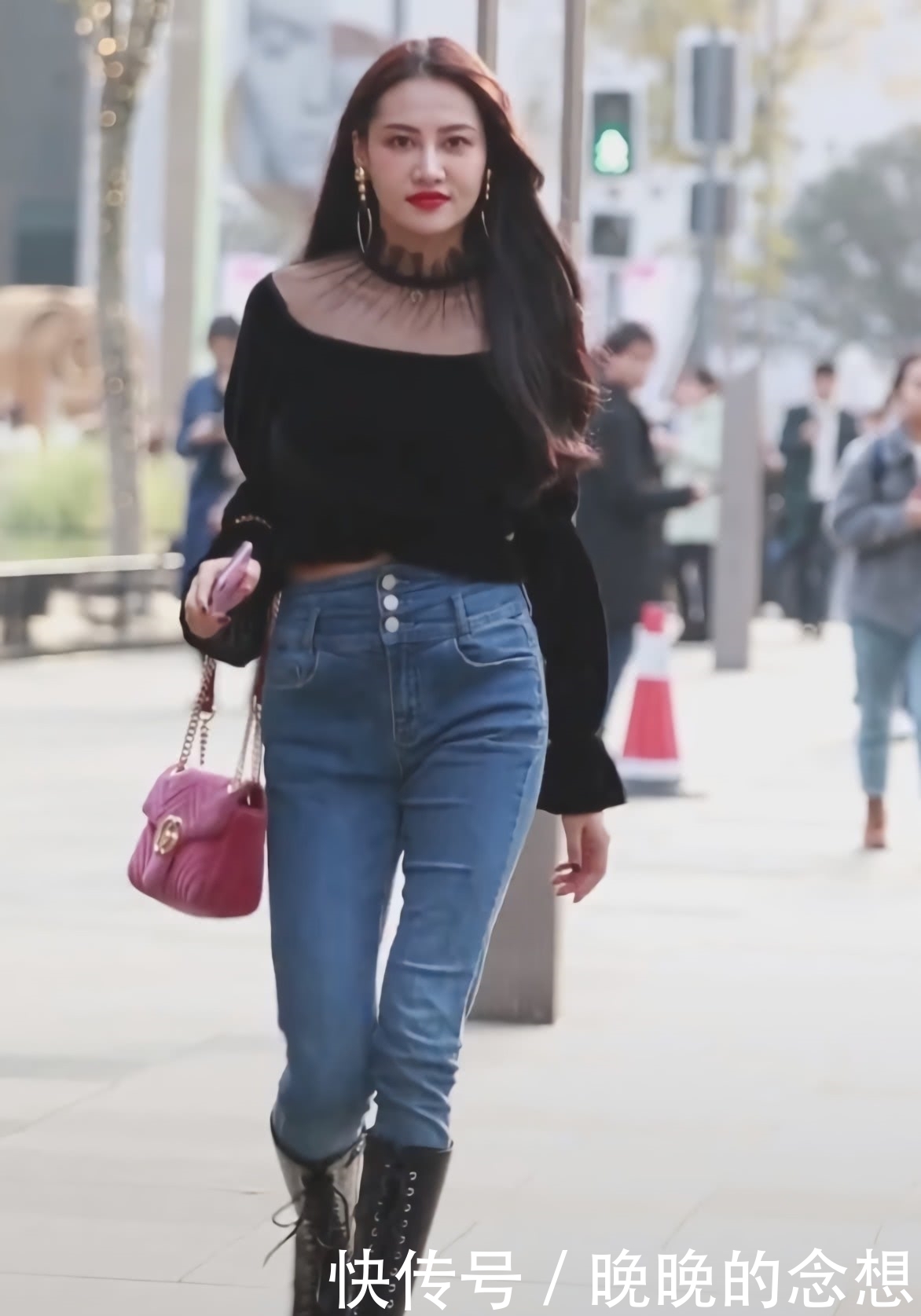 美女这“牙签腿”太牛了,烂大街的裤子也能穿出高级感,服气!