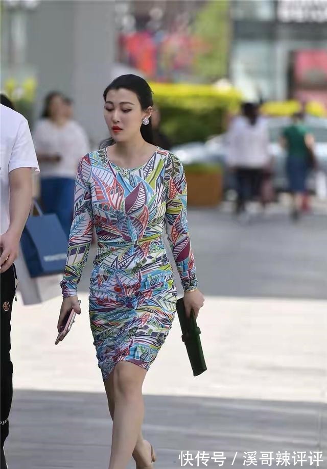 小姐姐 印花裙打扮彰显十足个性,优雅成熟稳重,靓丽迷人!