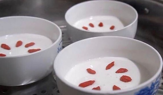 1碗面粉2个鸡蛋，做好吃的开口笑，香酥可口，大人小孩都爱吃