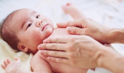 身体不适|宝宝太难哄睡?家长不妨多给孩子抚摸3个部位,娃睡得香更聪明