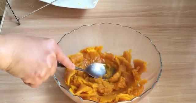 试试|教你南瓜新吃法,加一碗糯米粉,全家人都喜欢,不信你可以试试哦